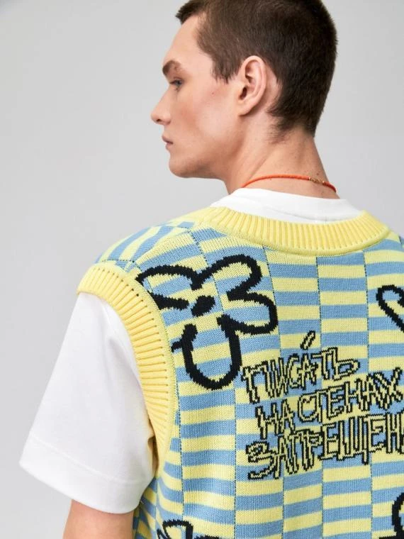 RASKROI × LAMODA SS24: трикотажный жилет с рисунком. Дизайнер Ginka Maria